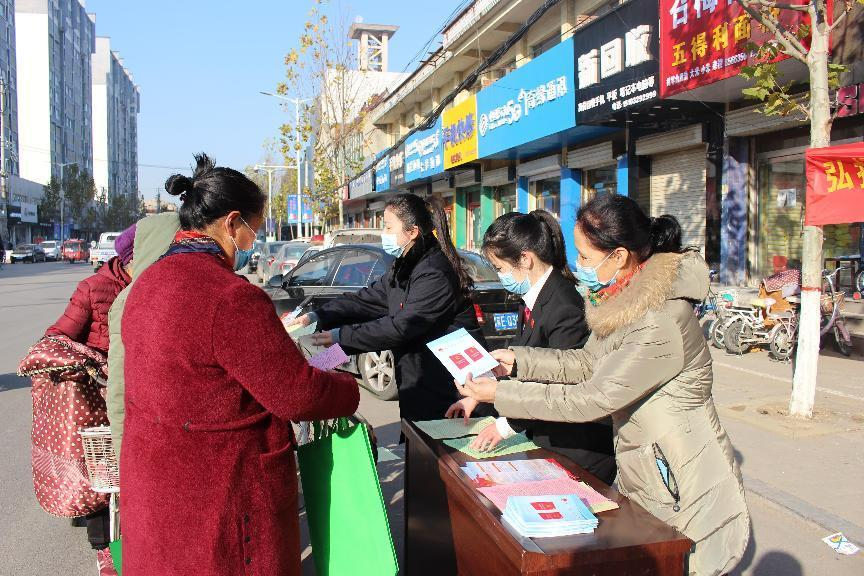 河北省臨西縣人民檢察院干警在轄區(qū)內(nèi)主要交通道路開(kāi)展家庭教育促進(jìn)法宣傳活動(dòng)。 孫國(guó)月攝