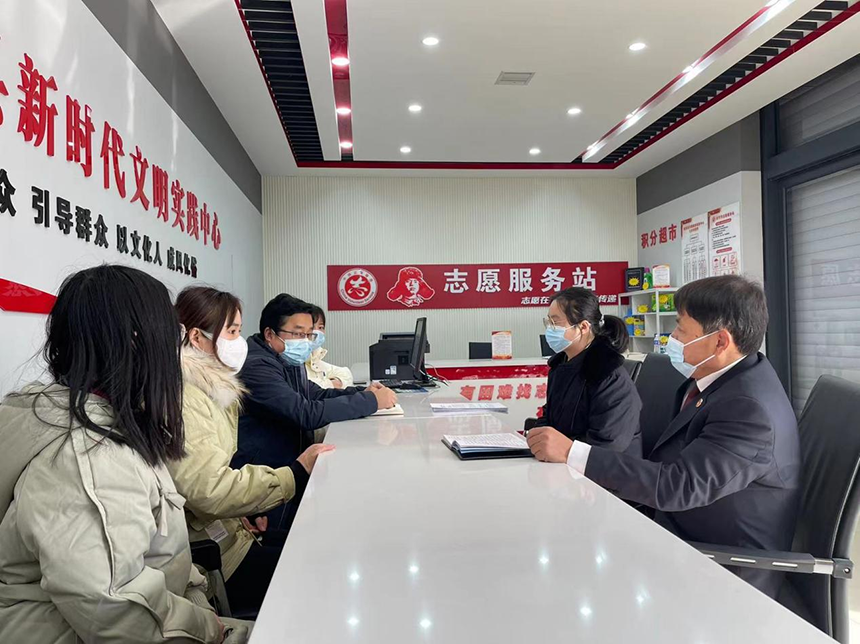 河北省臨西縣人民檢察院未檢干警與團(tuán)縣委商討涉案未成年人家庭教育指導(dǎo)工作。 孫國(guó)月攝