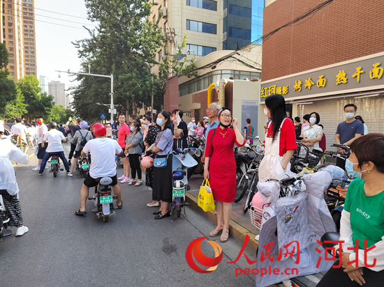 石家莊外國語學(xué)校考點(diǎn)外送考的家長。人民網(wǎng) 祝龍超攝