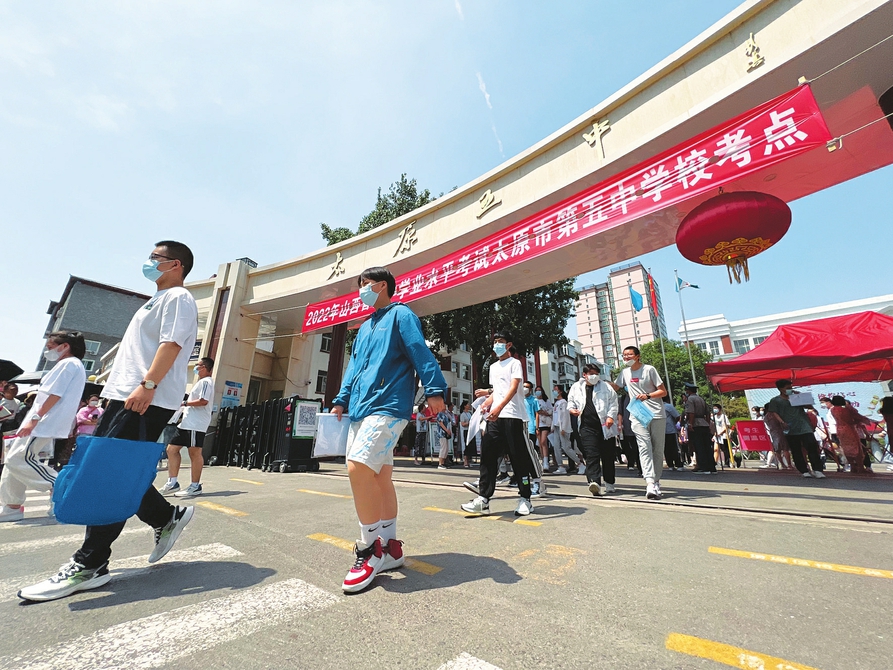 六月二十日，中考太原五中考點，完成首門考試的考生滿懷信心走出考場。記者李兆民攝