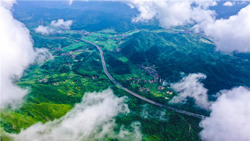 湖南省常寧市廟前鎮(zhèn)泉井村，云霧繚繞，青山蒼翠，公路蜿蜒，秀美如畫。周秀魚春攝