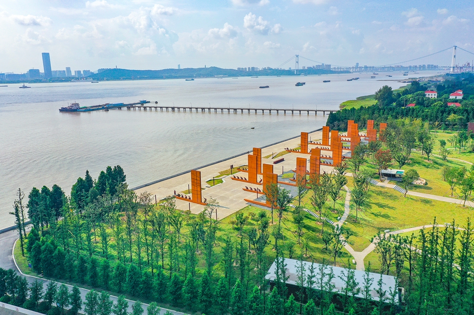 臨江而建的東線第一帆渡江戰(zhàn)役紀(jì)念公園。盛義攝