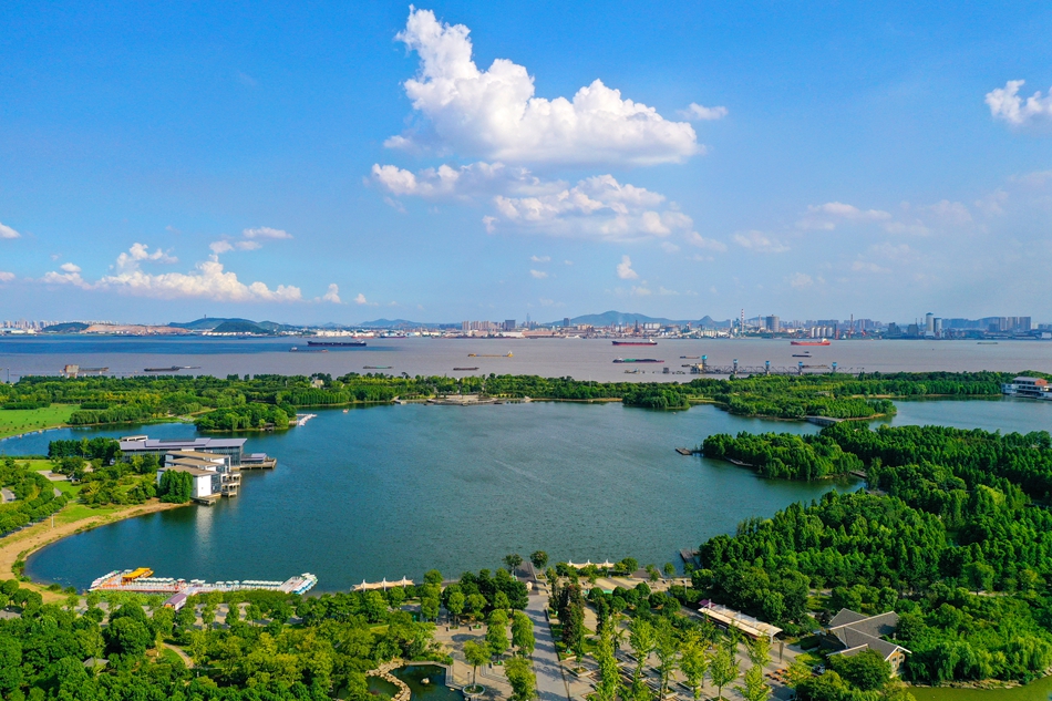 江水潺潺綠樹成蔭的牧城公園。盛義攝