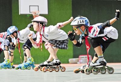 6月23日，邯鄲市邯山區(qū)實驗小學(xué)的學(xué)生在練習(xí)輪滑。 當(dāng)日是國際奧林匹克日，該小學(xué)開展了“我運動、我健康、我快樂”為主題的體育活動，通過足球、籃球、武術(shù)、輪滑、擊劍等運動，讓學(xué)生們享受運動健身的快樂，感受運動的魅力。 河北日報通訊員 郝群英攝