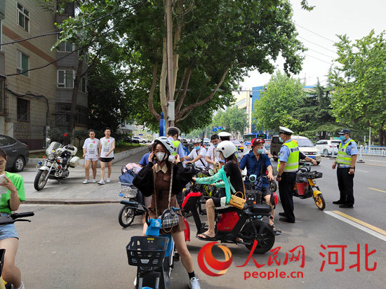 石家莊交警在查處非機(jī)動(dòng)車違章。人民網(wǎng)祝龍超攝