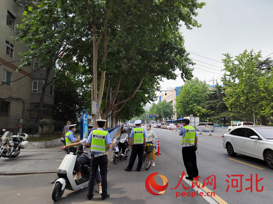 石家莊交警在查處非機(jī)動(dòng)車違章。人民網(wǎng)祝龍超攝