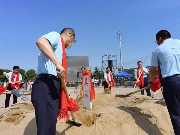 作為今年荷花節(jié)“開(kāi)場(chǎng)秀”，理士新能源智造園區(qū)項(xiàng)目正式開(kāi)工。人民網(wǎng) 馬曉波攝