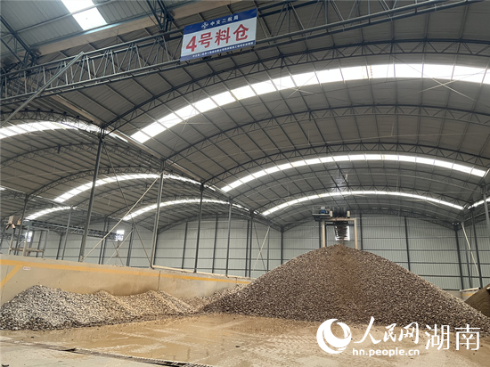 砂石物料倉內(nèi)砂卵石堆積成了小山。人民網(wǎng) 林洛頫攝
