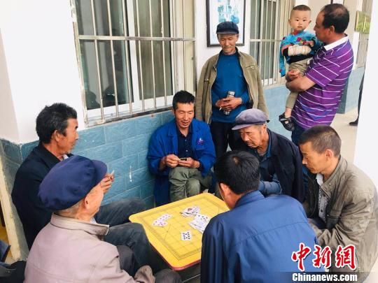 圖為老年人“興趣驛站”中的棋牌組。　艾慶龍 攝