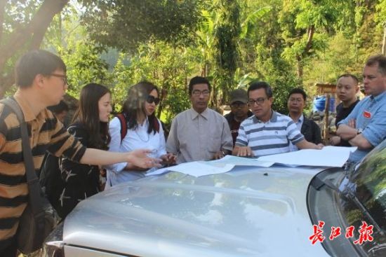 在尼泊爾，武漢市土地利用和城市空間規(guī)劃研究中心設計團隊現場踏勘。(武漢市土地利用和城市空間規(guī)劃研究中心 供圖)