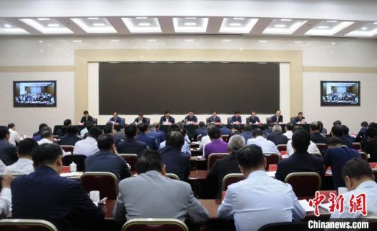 圖為青海省生態(tài)環(huán)境保護(hù)警示教育大會現(xiàn)場?！?zhí)砀！z 　　
