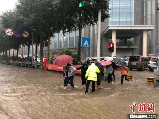 8月28日，青海省東部出現(xiàn)強(qiáng)降水天氣過程，其中西寧地區(qū)出現(xiàn)入汛以來雨量最大、強(qiáng)度最大的強(qiáng)降水過程。西寧交警供圖