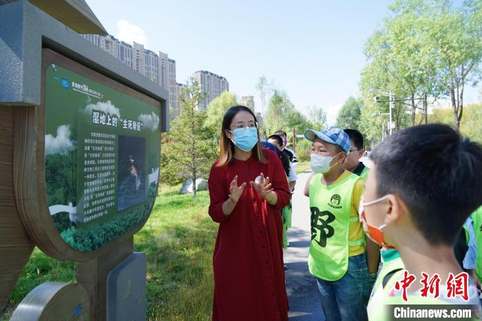 圖為小朋友在青海西寧湟水國家濕地公園內(nèi)學習濕地知識?！●R銘言 攝