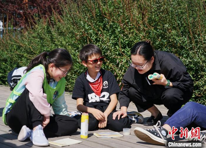 圖為小朋友在青海西寧湟水國家濕地公園內(nèi)認識植物并進行繪畫?！●R銘言 攝