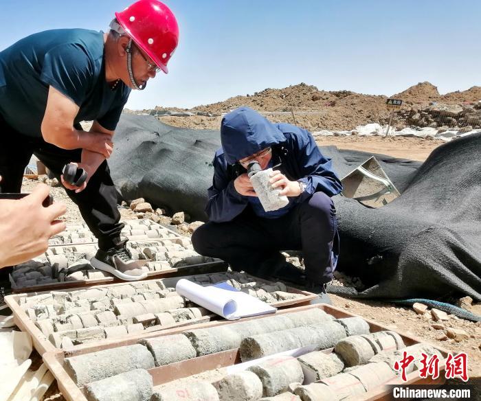 圖為地質(zhì)專家觀察含鹽地層。(資料圖) 柴綜院 供圖