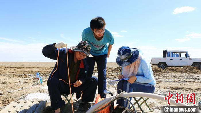 圖為專家測(cè)量鹽湖鹵水水位。(資料圖) 柴綜院 供圖