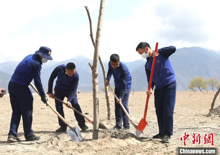 林芝市巴宜區(qū)森林消防中隊志愿服務(wù)隊正在平坑。　西繞拉翁 攝