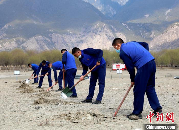 林芝市巴宜區(qū)森林消防中隊志愿服務(wù)隊正在揮鍬鏟土。　西繞拉翁 攝