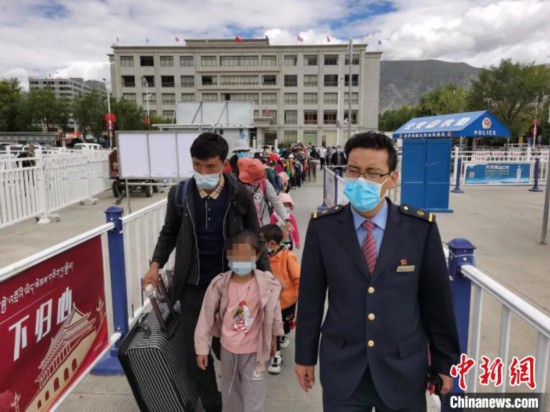 圖為拉薩車站工作人員為西藏先心病患兒和陪同人員提供“綠色”接力幫扶，并開通了專門通道，讓他們快速進(jìn)站上車。拉薩車站 供圖