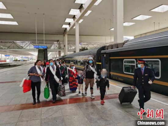 圖為拉薩車站工作人員為西藏先心病患兒和陪同人員提供“綠色”接力幫扶，并開(kāi)通了專門通道，讓他們快速進(jìn)站上車。拉薩車站 供圖