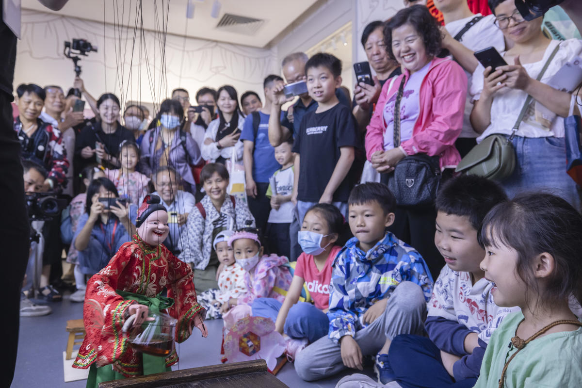 5月1日，廣州市白鵝潭大灣區(qū)藝術(shù)中心非物質(zhì)文化遺產(chǎn)館內(nèi)，精彩的梅縣提線木偶戲表演吸引了眾多游客駐足觀賞。 來源：人民圖片網(wǎng)