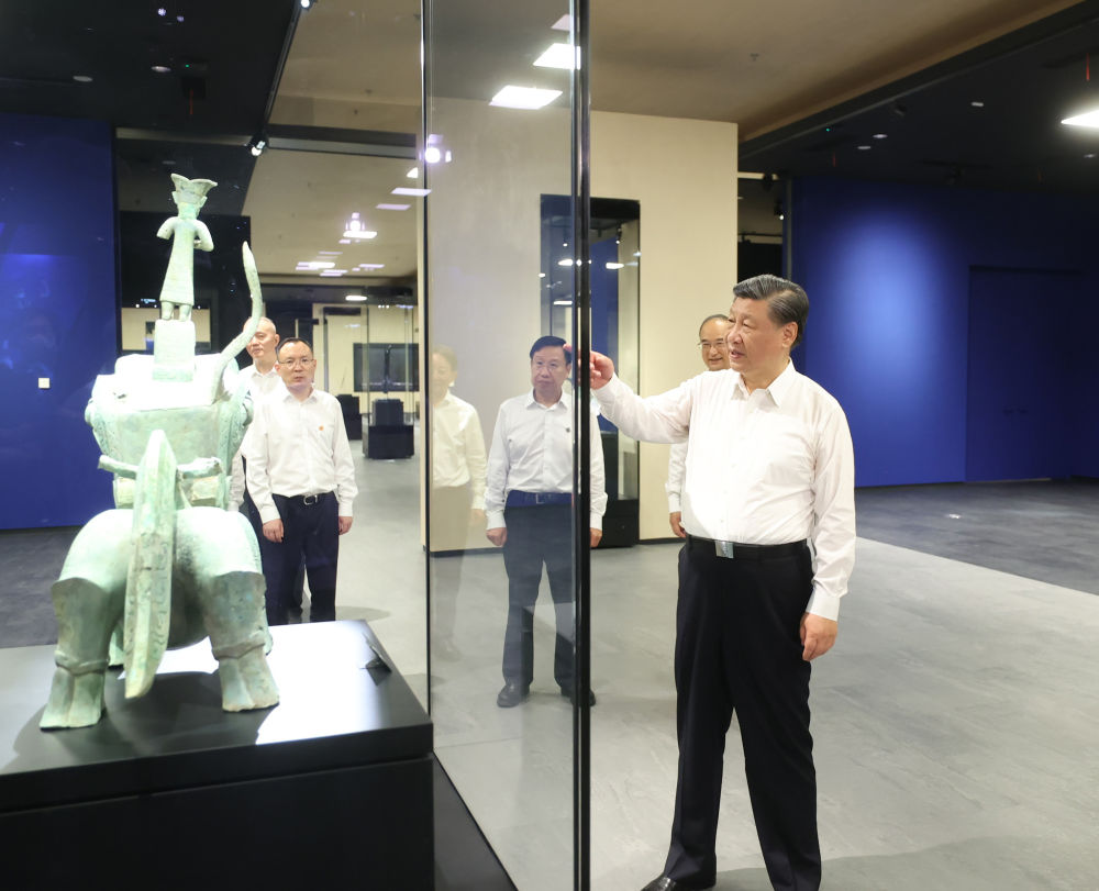 2023年7月26日，習(xí)近平總書記在四川省德陽市考察了三星堆博物館，了解當(dāng)?shù)貧v史文化遺址發(fā)掘研究、文物保護修復(fù)等情況。