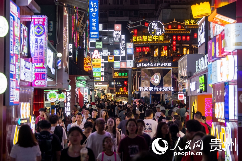 6月21日，貴陽，青云市集內(nèi)游人如織。人民網(wǎng)記者 翁奇羽攝