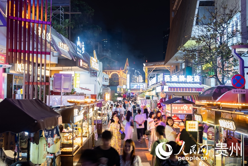 6月21日，夜幕下人頭攢動(dòng)的貴陽市太平路街區(qū)。人民網(wǎng)記者 涂敏攝