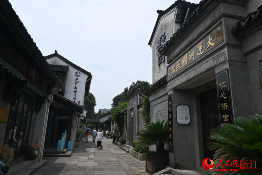 運(yùn)河邊的老建筑被完好保存下來。人民網(wǎng)記者 張麗瑋攝