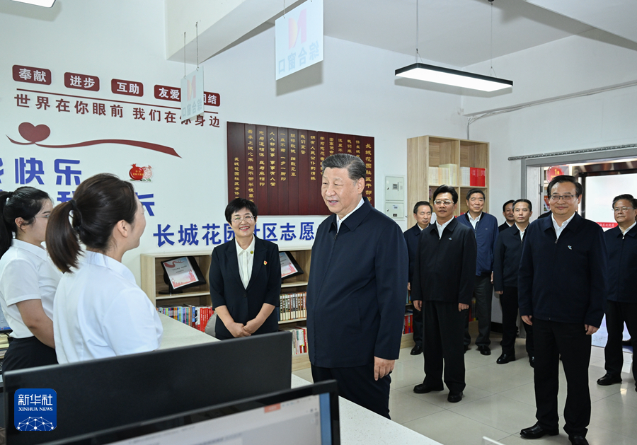 2024年6月19日下午，習近平在寧夏銀川市金鳳區(qū)長城花園社區(qū)黨群服務中心便民服務廳了解社區(qū)開展便民惠民服務等情況。新華社記者 謝環(huán)馳 攝