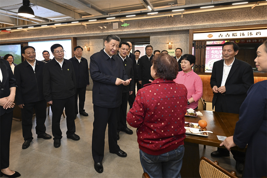 2024年4月22日下午，習近平在九龍坡區(qū)謝家灣街道民主村社區(qū)考察時，同正在社區(qū)食堂就餐的群眾親切交流。新華社記者 謝環(huán)馳 攝