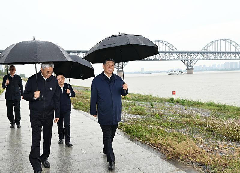 2023年10月10日至13日，中共中央總書記、國家主席、中央軍委主席習(xí)近平在江西考察。這是10日下午，習(xí)近平在長江國家文化公園九江城區(qū)段考察時，冒雨沿江堤步行察看沿岸風(fēng)貌。新華社記者 謝環(huán)馳 攝