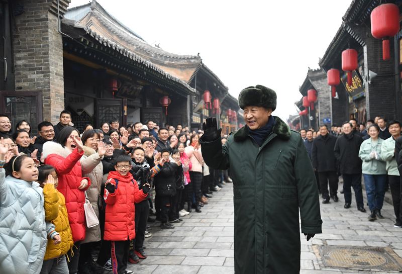 2022年1月27日，習(xí)近平總書記在平遙古城向現(xiàn)場群眾揮手致意。