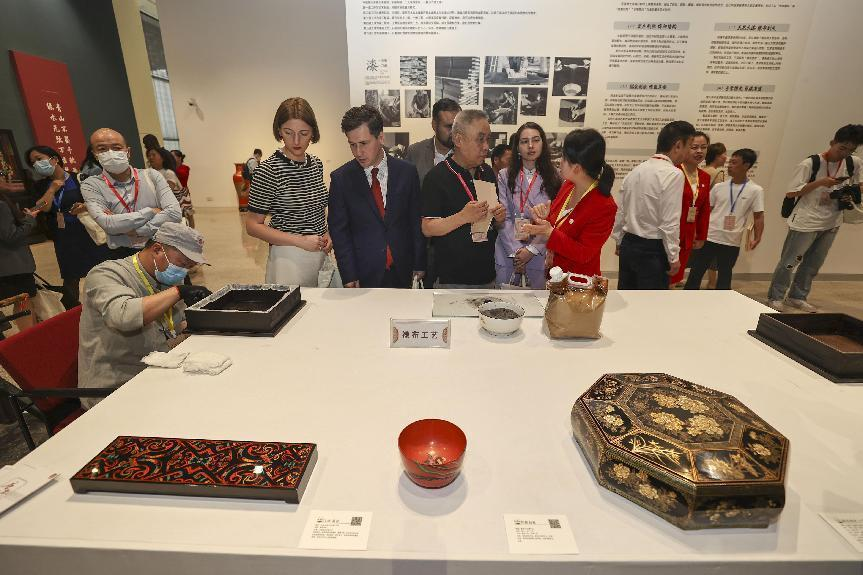 2023年5月28日，北京，推光漆器匠人為駐華使節(jié)展示技藝。