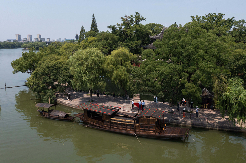 2022年7月27日，南湖紅船?？吭谡憬〖闻d市南湖旅游區(qū)的湖心島旁。