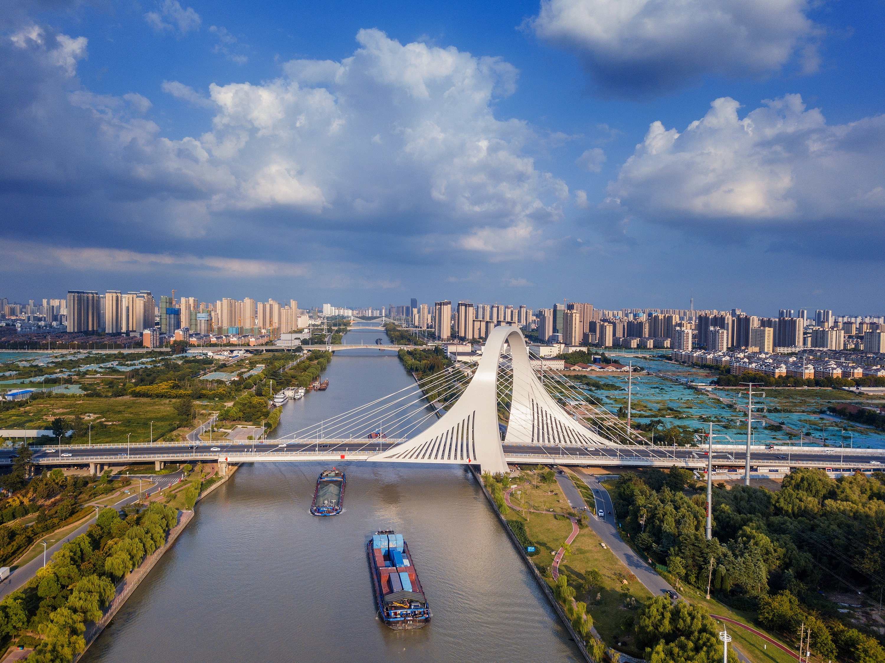 2022年9月12日，幾艘船舶行駛在江蘇淮安運(yùn)河大橋附近。