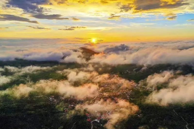 圖為云霧繚繞的軍營村，群山盡翠，紅瓦掩映。廈門市委宣傳部供圖