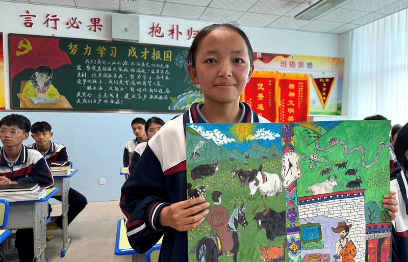 果洛西寧民族中學(xué)學(xué)生尼東拉毛在主題思政課上展示表現(xiàn)現(xiàn)代化家鄉(xiāng)的作品。