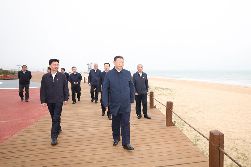 2024年5月22日，習(xí)近平總書記在山東日照陽(yáng)光海岸綠道考察。