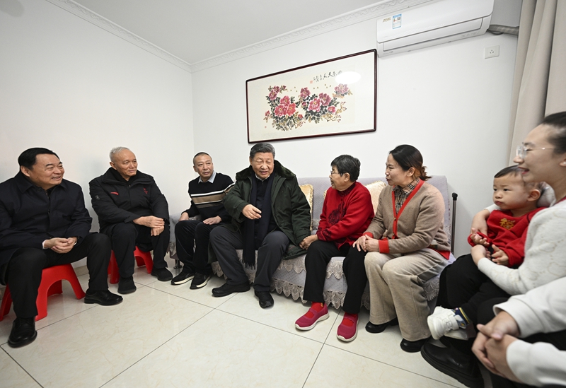 2025年1月23日上午，習近平總書記在遼寧沈陽大東區(qū)長安街道長安小區(qū)考察時，走進居民郎素蘭家中看望。