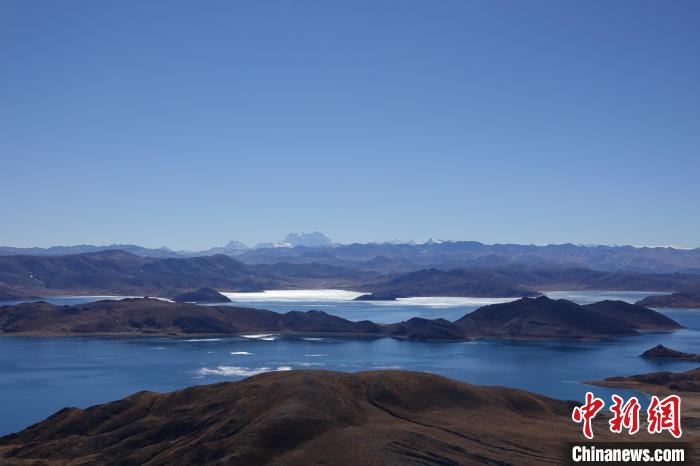 圖為從海拔約5000米的魯日拉觀景臺俯瞰羊湖?！∪轿木?攝