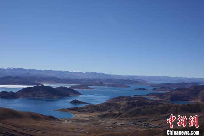 冬日羊卓雍措：湖水湛藍，如詩如畫