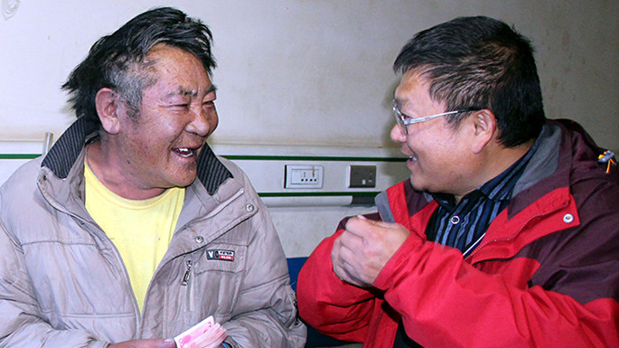 6、這是中國石化援藏干部王鵬雁（右）來到???結(jié)對子”幫扶對象的扎扎（左）家中，為他妻子英秋治病送去自掏腰包的??????需的治療費（扎??2014??7??9日攝）_副本.jpg