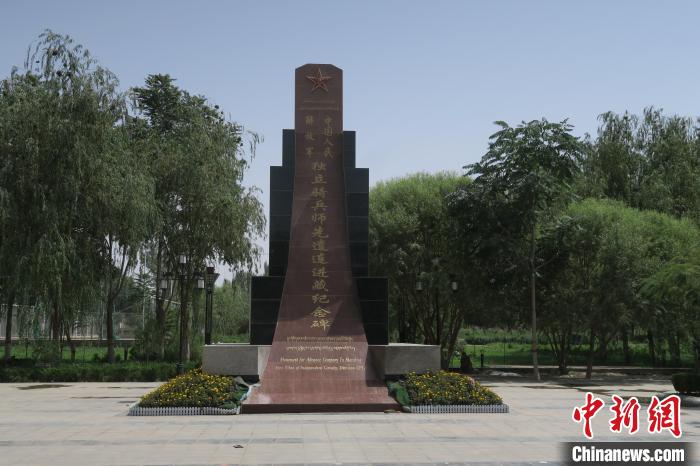 圖為位于于田縣中心的中國(guó)人民解放軍獨(dú)立騎兵師先遣連進(jìn)藏紀(jì)念碑?！畛坛?攝