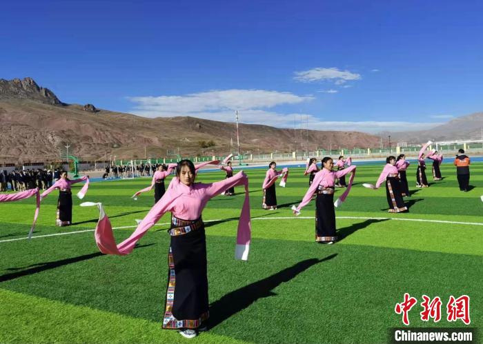 圖為青海師范大學(xué)附屬玉樹實(shí)驗(yàn)學(xué)校學(xué)生在綠茵場(chǎng)跳起囊謙古舞—卓根瑪?！“讋?攝