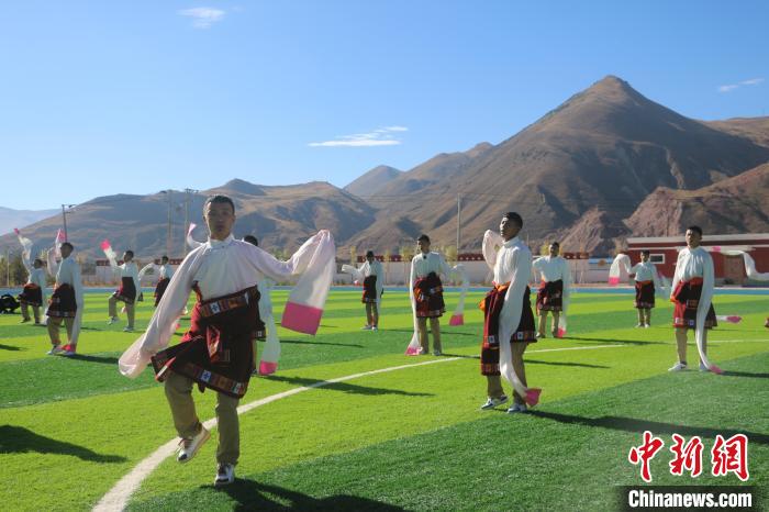 圖為青海師范大學(xué)附屬玉樹實(shí)驗(yàn)學(xué)校學(xué)生在綠茵場跳起囊謙古舞—卓根瑪?！〕逃?攝