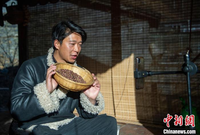 洛桑在鏡頭前介紹家鄉(xiāng)特產(chǎn)。　劉忠俊 攝