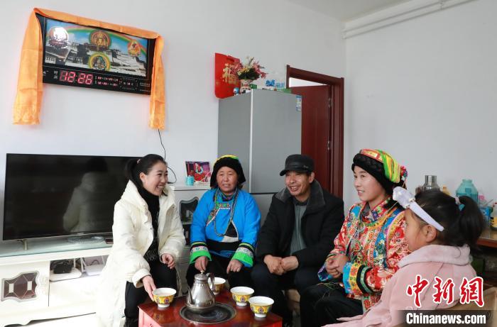 新家是兩層小樓房，一樓布置得充滿現(xiàn)代感，喝著藏式奶茶，一家人聊著今年春節(jié)怎么過?！《∷?攝