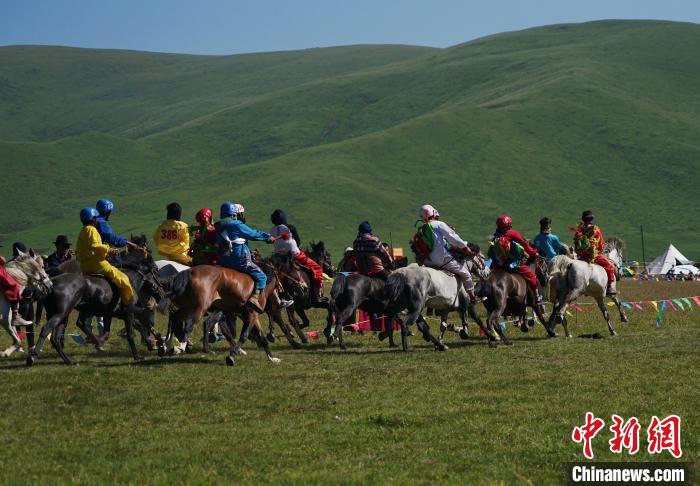 圖為選手進(jìn)行3000米賽馬比賽?！●R銘言 攝