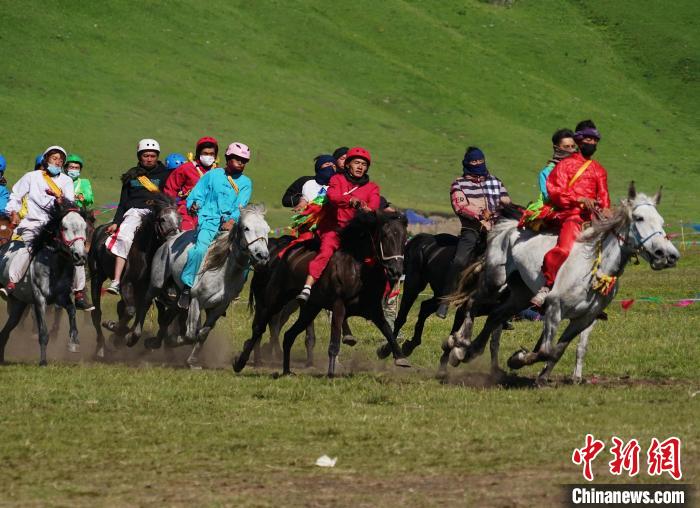 圖為選手進(jìn)行3000米賽馬比賽?！●R銘言 攝